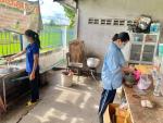 ร่วมกันปรุงอาหาร เพื่อนำไปแจกจ่ายให้กับผู้ป่วยโควิด-19...